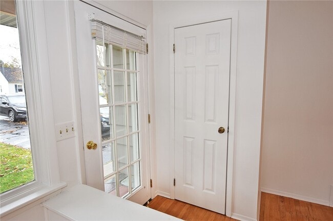 Building Photo - 300 Howland Ave