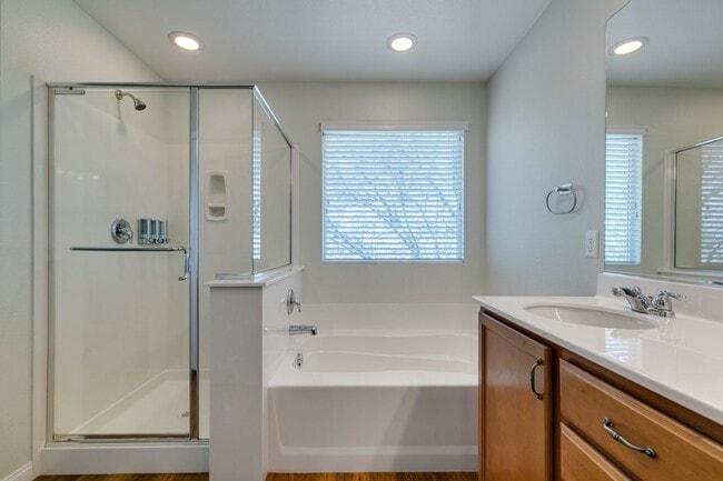 Building Photo - GORGEOUS HOME WITH TONS OF UPGRADES*MOUNTA...