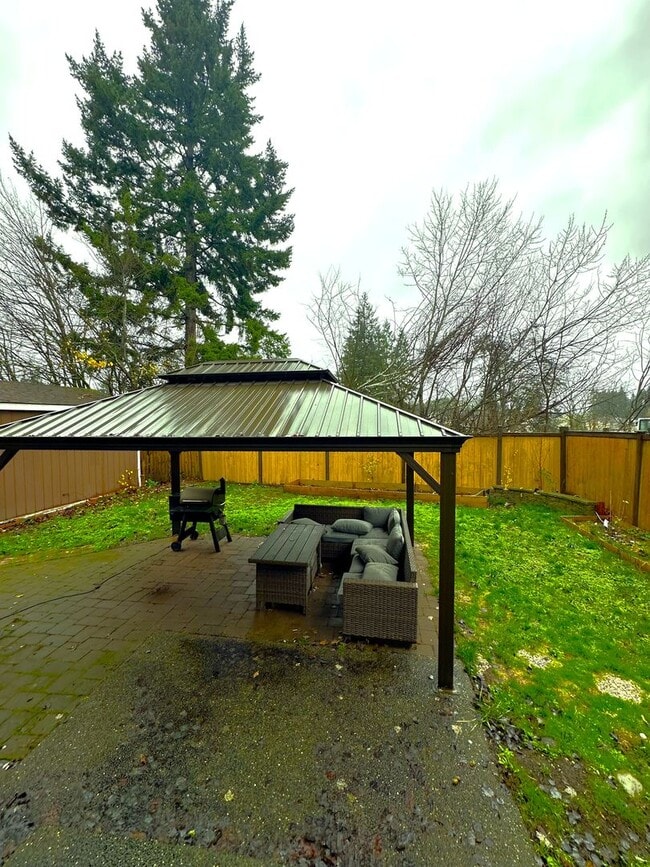 Building Photo - Beautiful 3BR / 2.5BA Near JBLM — Available December 23rd