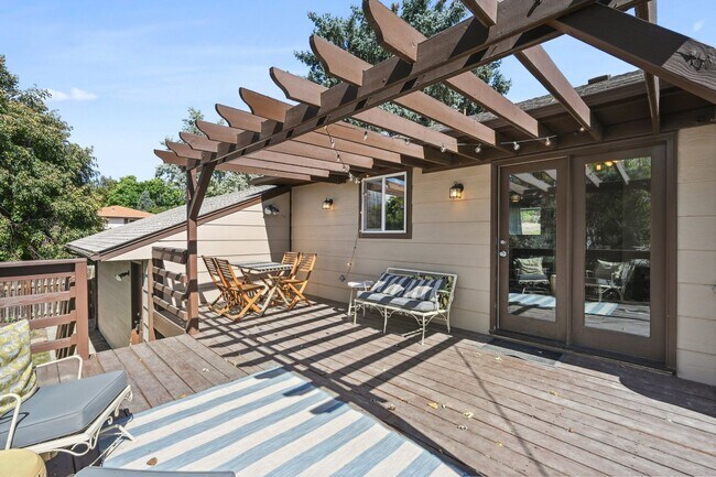 Building Photo - Amazing Arvada Upstairs Duplex Available Now!
