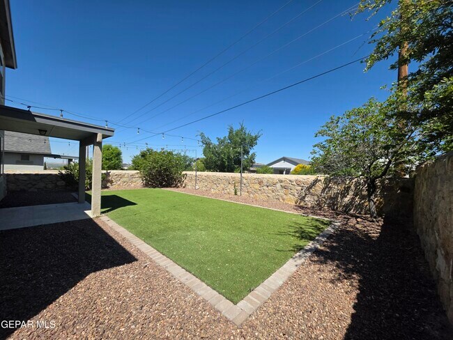 Building Photo - 7517 Red Cedar Dr