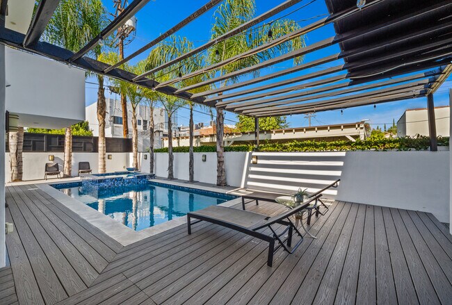 Building Photo - 355 S Sycamore Ave