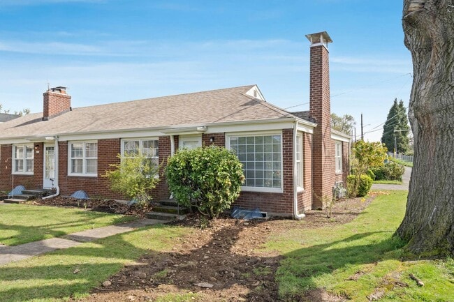 Building Photo - Impeccably maintained vintage 1-bdrm/1-bath corner unit in 4-plex. Lots of light, private basemen...