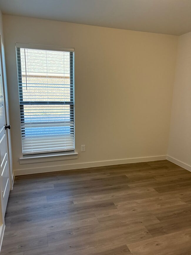 Building Photo - 2513 Is THE ONE for me!