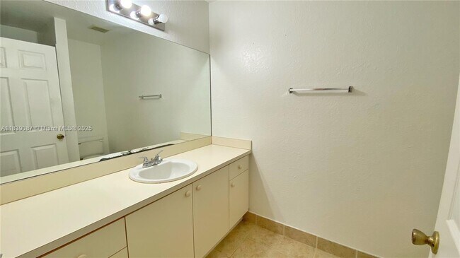 Building Photo - 2941 Riverside Dr