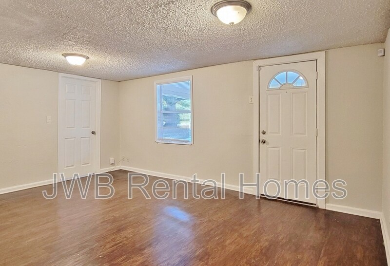 Building Photo - 8811 Eaton Ave