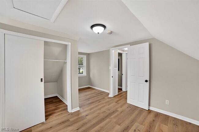 Building Photo - 681 E 258th St