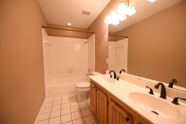 Building Photo - 4 Bedroom home for rent with vaulted ceili...