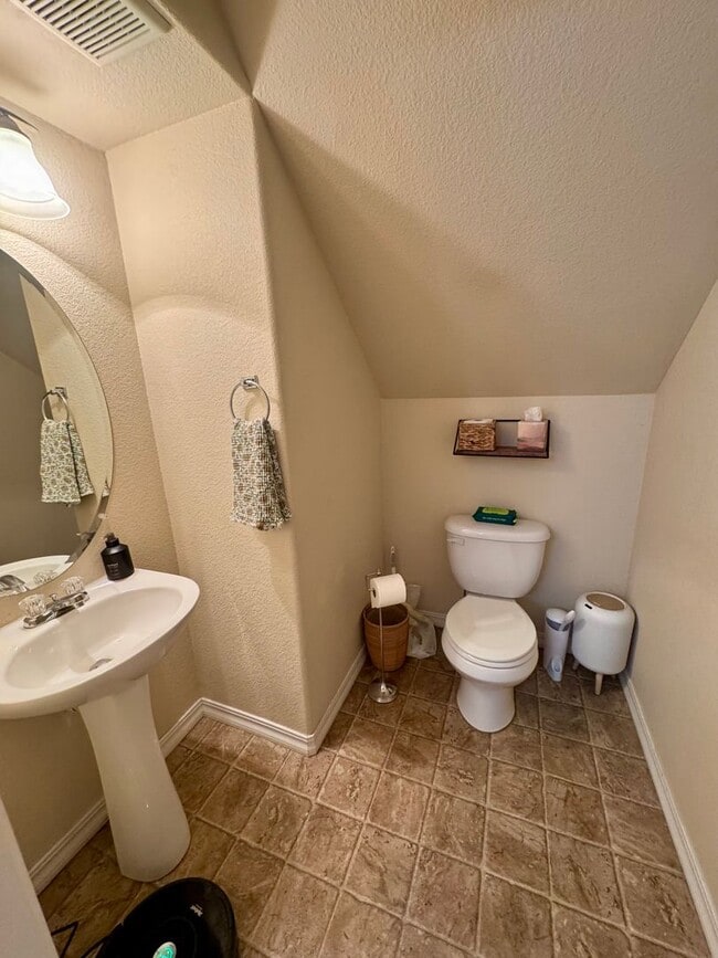 Building Photo - Updated Townhome in North Colorado Springs