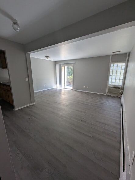 Living Area, LL 1bd - Stewart Woods