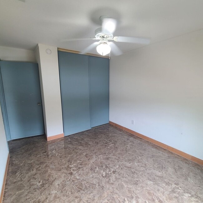 Building Photo - Spacious 3 BR+study/2.5 bath end-unit townhome w/balcony & patio!