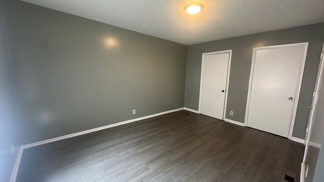 Building Photo - FIRST FULL MONTHS RENT FREE!! 2 Bedroom Duplex with Huge Back Yard!
