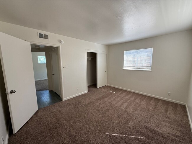 Building Photo - Cozy 2 bedroom 1 bathroom with pool!