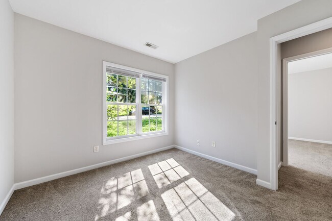 Building Photo - Great 4 bedroom home in South Durham right off S. Roxboro:  Available August 10th