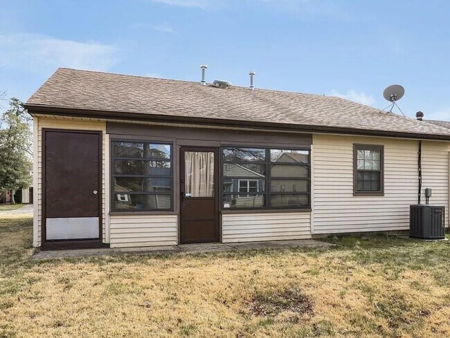 Building Photo - 224 Lexington Dr