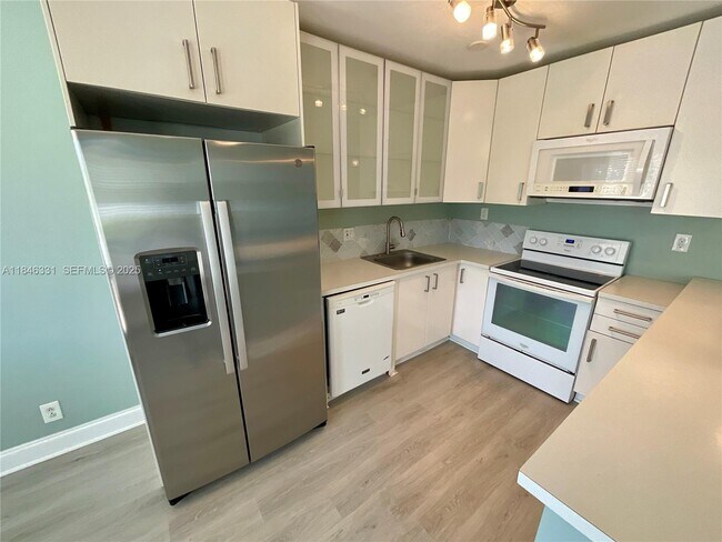 Building Photo - 2716 NE 30th Pl