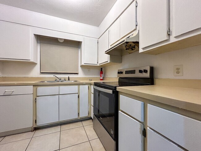 Building Photo - Spacious 2/1 in Sugarfoot Area - Fenced in...