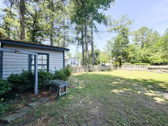 Building Photo - Charming 3 Bed 2.5 Bath Fayetteville Home