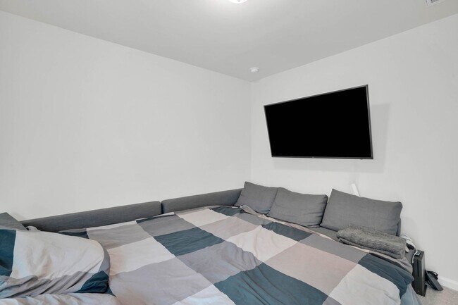 Building Photo - Bright & Welcoming 5-Bedroom Home in Richmond Hill, GA