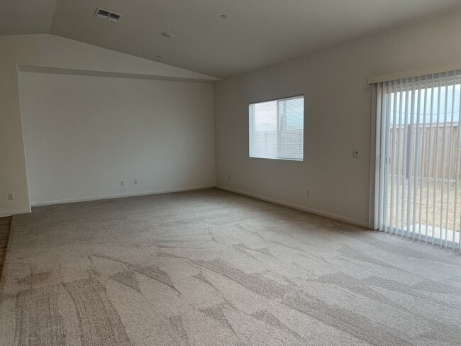 Building Photo - 4 Bedroom 2 Bath