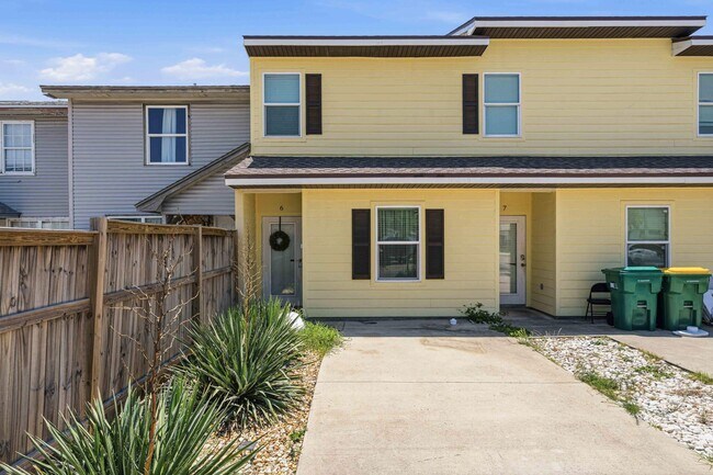 Building Photo - 207 Ann Cir