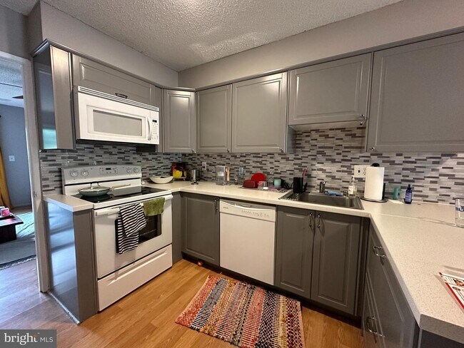 Building Photo - End-unit townhome in Reston.