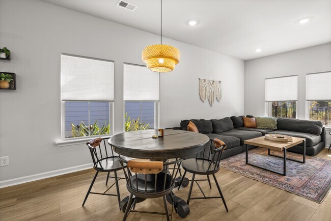 Building Photo - 119 Holloway Hl