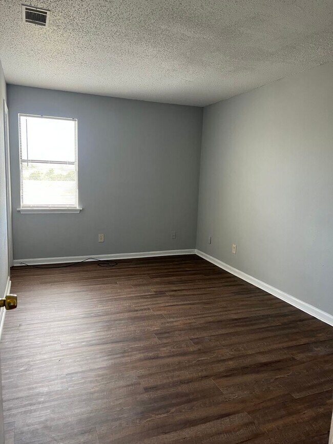 Building Photo - 300 Carriage Ln