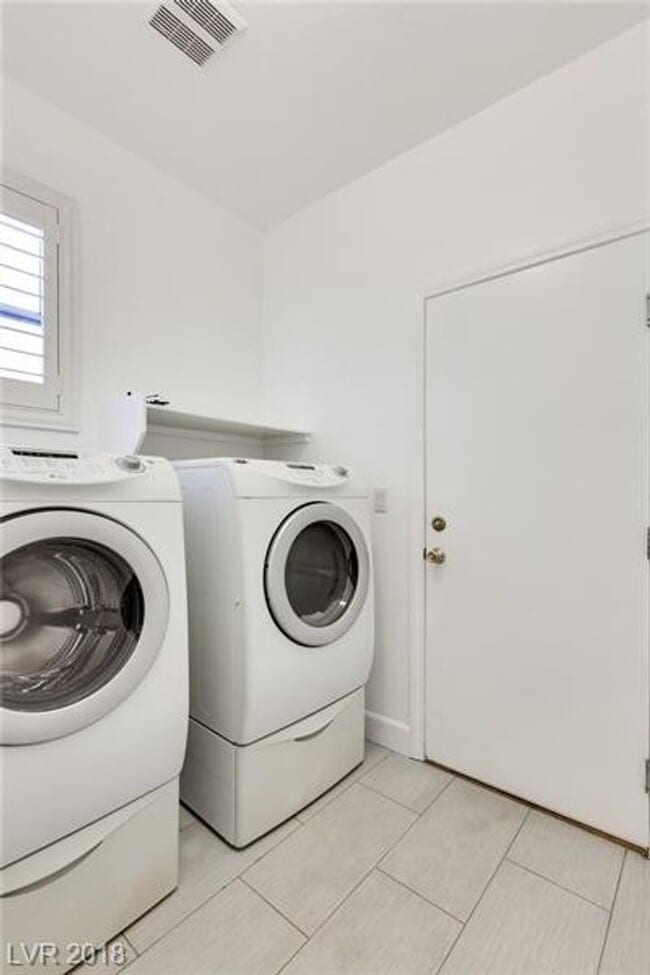 Building Photo - Gorgeous Cul-De-Sac Home with Casita, Pool & Spa!