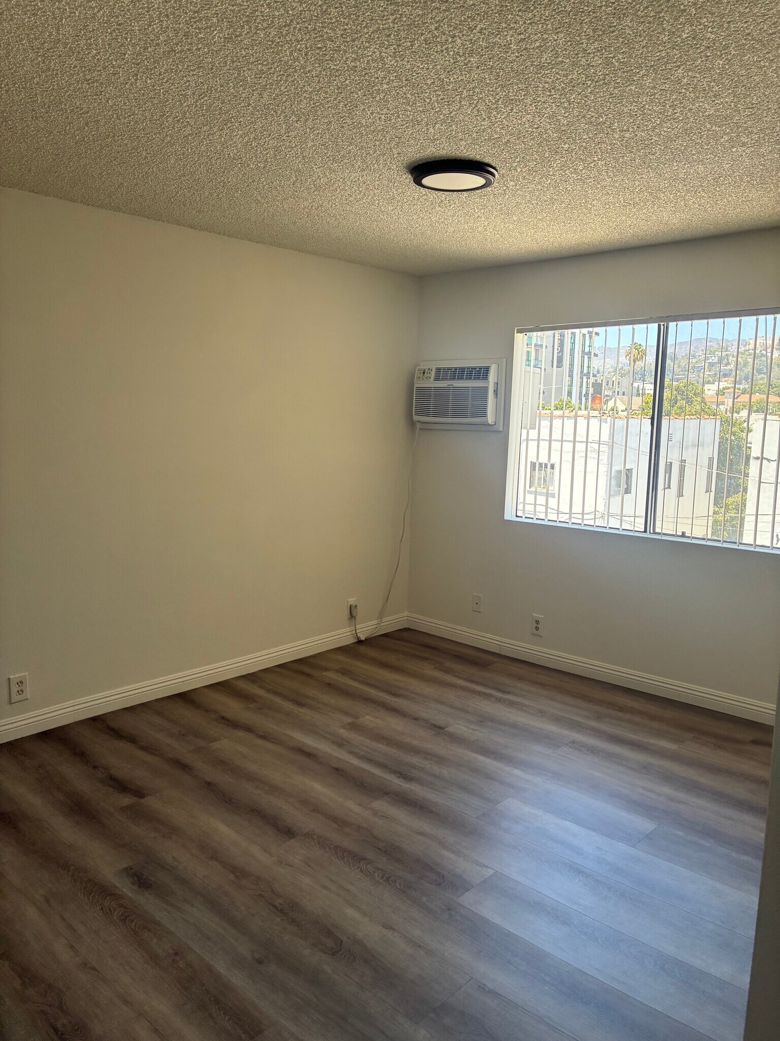 Building Photo - 1406 N Serrano Ave