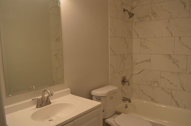 Building Photo - Gorgeous, Spacious 4 bed 2 bath