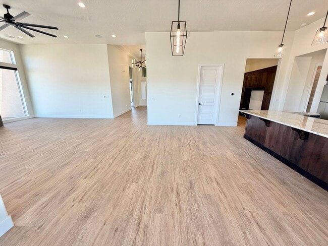 Building Photo - Beautiful Single-Level Home with Trail Access & Stunning Views!!! Pet Friendly!