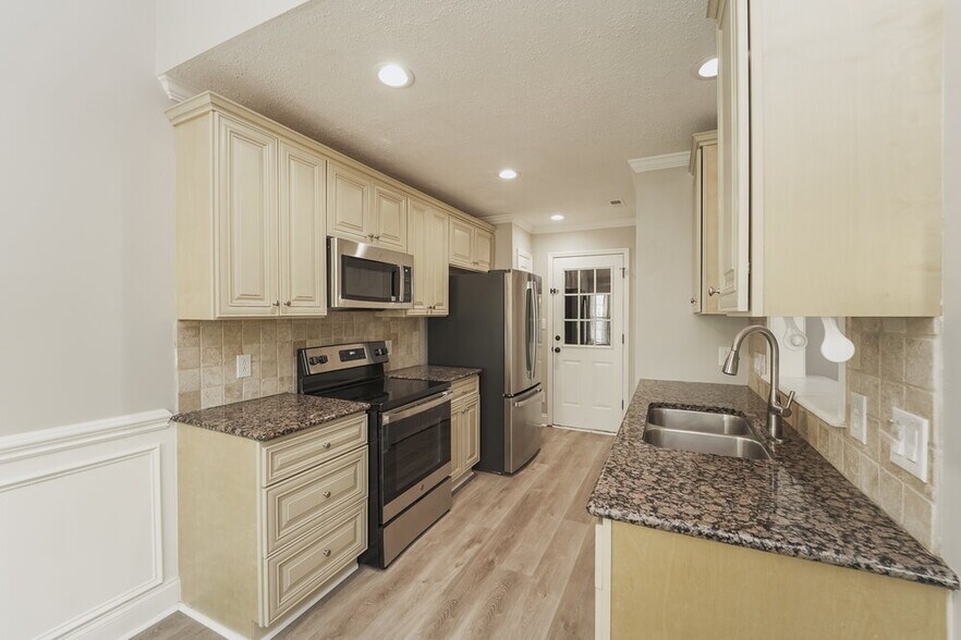 Building Photo - 3520 Sandberry Dr