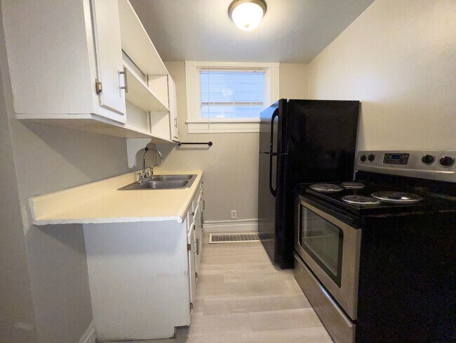 Building Photo - 830 W North St