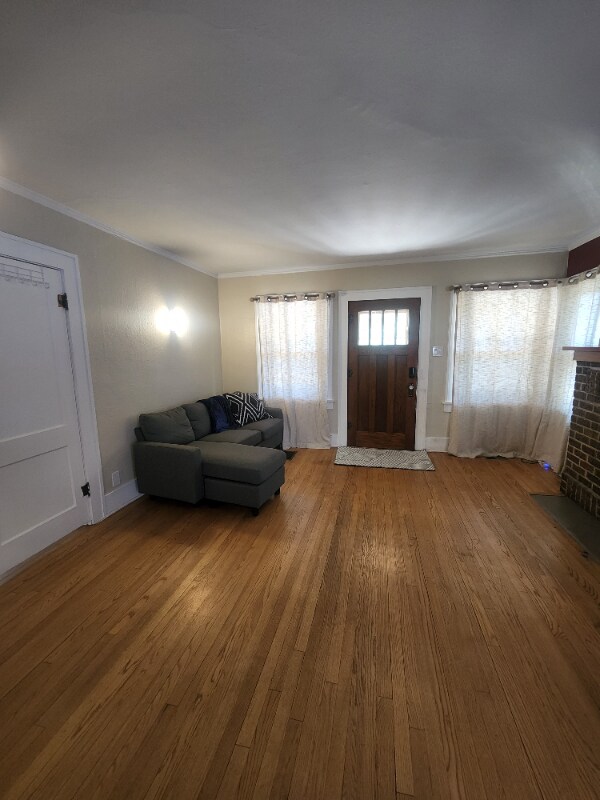 Building Photo - 214 E Van Buren St