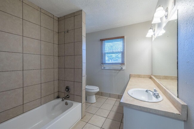 Building Photo - Charming 2-Bedroom Home with Large Backyard!