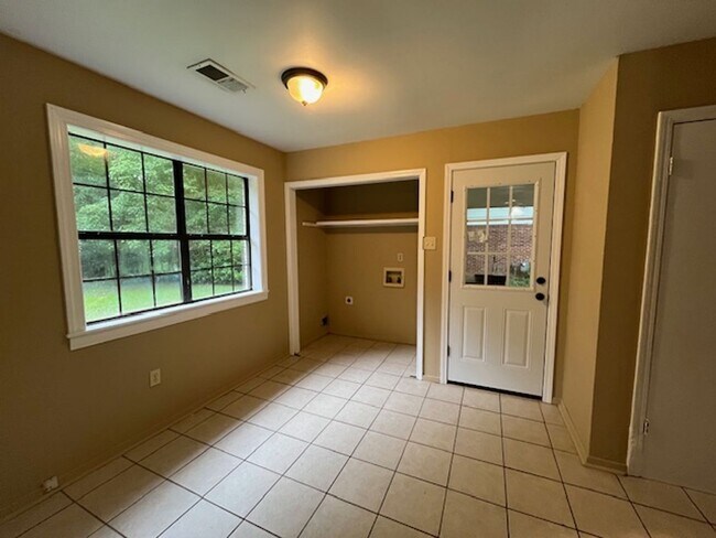Building Photo - Renovated 3 Bedroom 1 Bath Home for Rent!