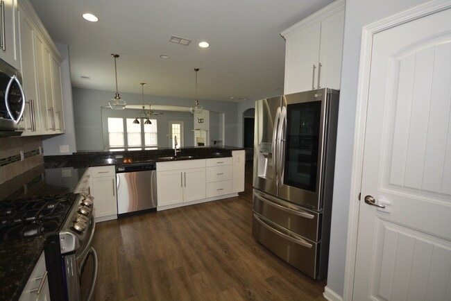 Building Photo - "Luxurious 5-Bed in, Pooler!"