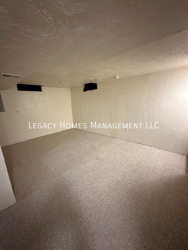 Building Photo - 413 Tampa Way