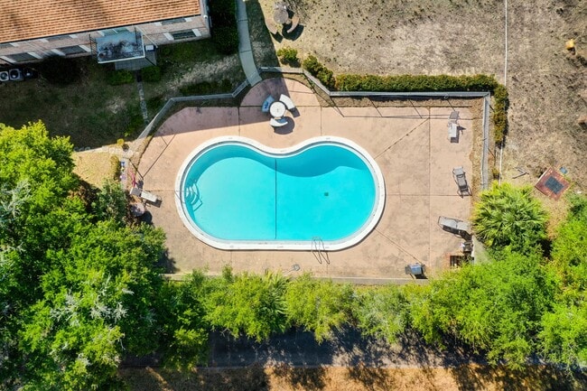 Building Photo - 115 Country Club Dr