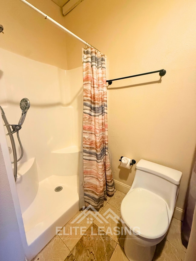 Building Photo - 3 Bedroom | 2 Bathroom Home Available Now