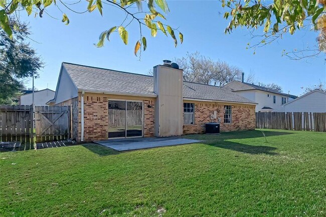Building Photo - 2411 Country Pl Dr