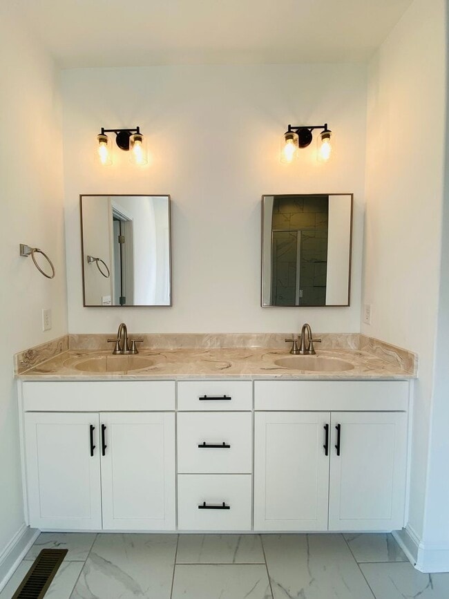 Building Photo - Luxury Home