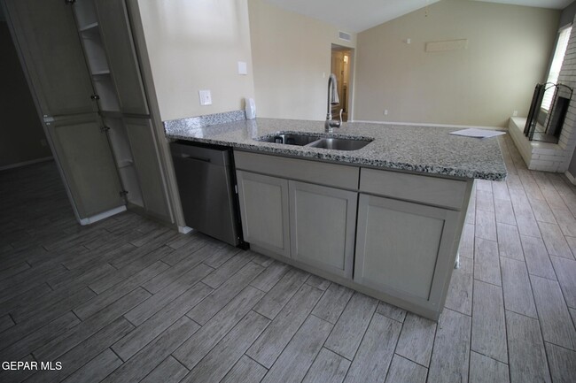Building Photo - 351 Duanesburg St