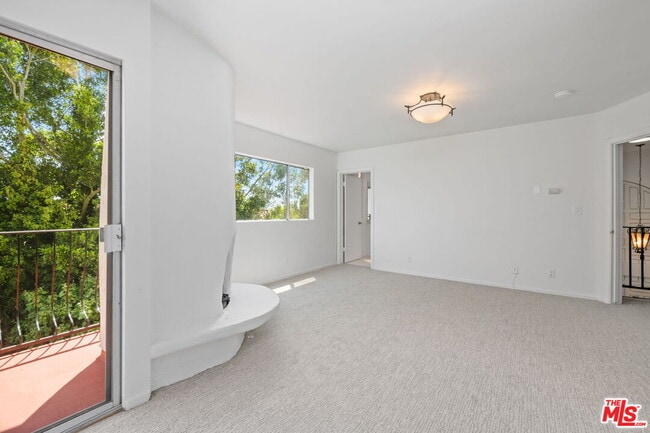 Building Photo - 2492 Banyan Dr