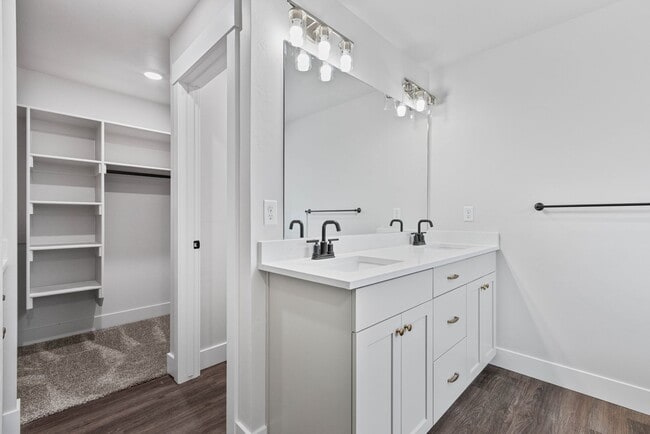 Building Photo - Awesome end unit 3 Bed 2.5 Bath townhome i...