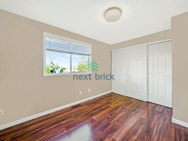 Building Photo - 5 Bed and 3 Bath Single-family Home Availa...