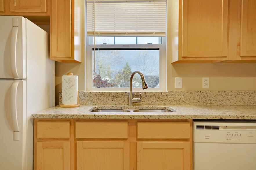 Building Photo - 731 Elm St SW