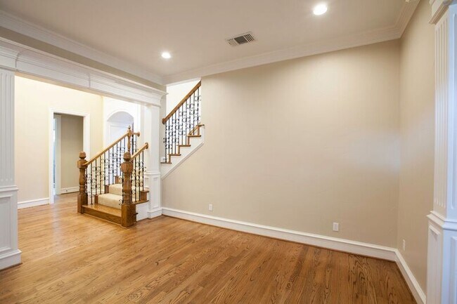 Building Photo - 8100 Rosemont Dr