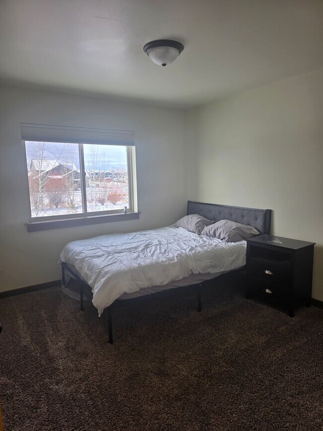 Building Photo - 3 Bedroom 2.5 Bath Condo near MSU